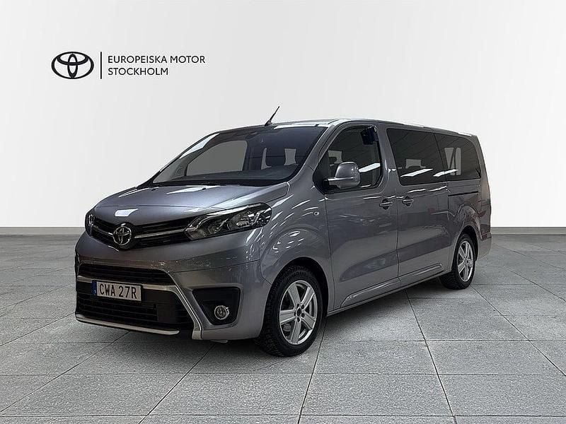 Silver Begagnad 2023 Toyota Proace Verso Kombi | 349 900 kr (Marknadspris) - Bild 1/4