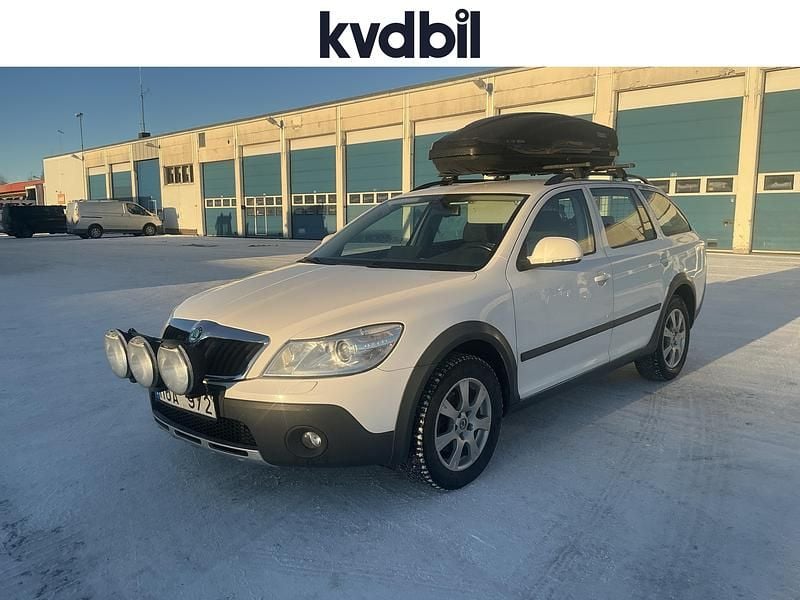 Vit Begagnad 2013 Skoda Octavia Scout Kombi | 69 000 kr - Bild 1/2