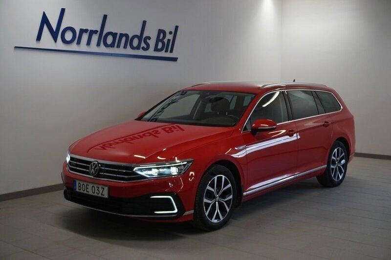Röd (tornado red) Begagnad 2023 VW Passat GTE Kombi | 429 900 kr - Bild 1/2