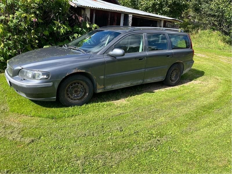 Grå Begagnad 2003 Volvo V70 Kombi | 6 000 kr (Superpris) - Bild 1/1