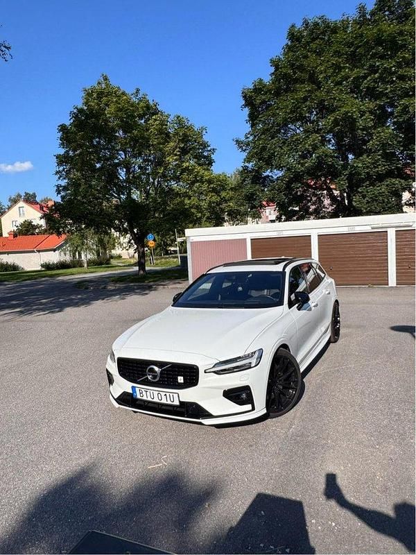 Vit Begagnad 2020 Volvo V60 R-Design Kombi | 379 999 kr (Dyr) - Bild 1/4