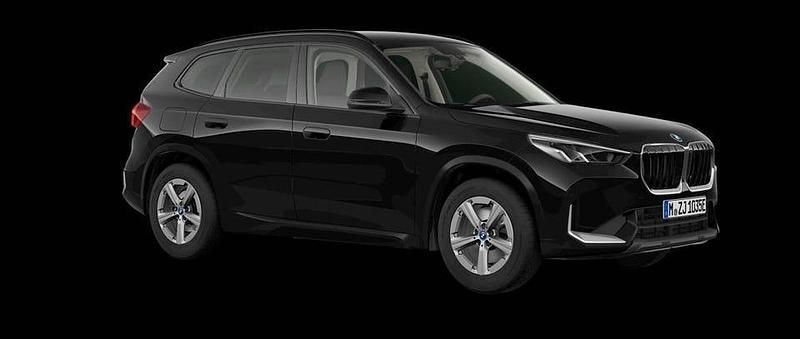 Black sapphire metallic Ny 2025 BMW X1 Shadowline SUV | 559 700 kr (Bra pris) - Bild 1/3
