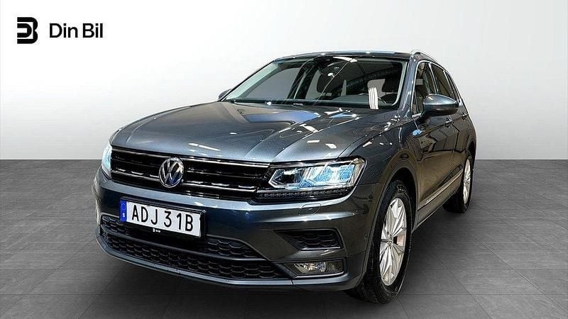 Mörkgrå (indium grey metallic) Begagnad 2019 VW Tiguan Comfortline SUV | 259 900 kr (Marknadspris) - Bild 1/4