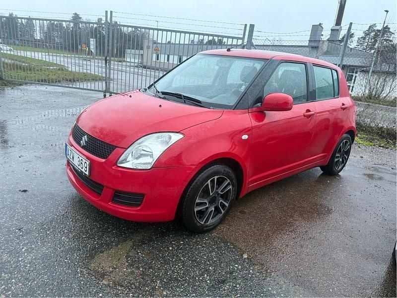 Röd Begagnad 2010 Suzuki Swift Halvkombi | 24 000 kr (Superpris) - Bild 1/4
