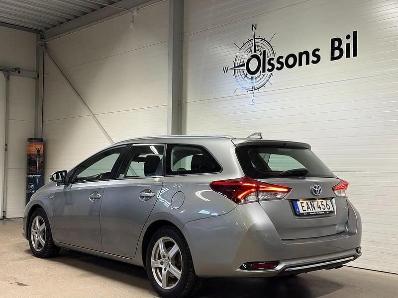 Begagnad Toyota Auris Touring Sports Active 136 HK (100 kW) 2017 Ljusgrå Kombi