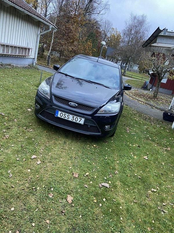 Svart Begagnad 2008 Ford Focus ST Halvkombi | 69 000 kr (Marknadspris) - Bild 1/4