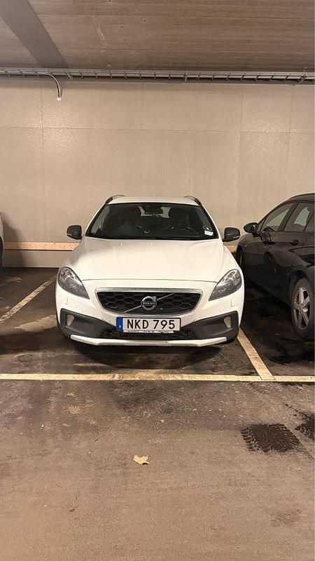 Vit Begagnad 2014 Volvo V40 CC Momentum Kombi | 150 000 kr (Marknadspris) - Bild 1/1