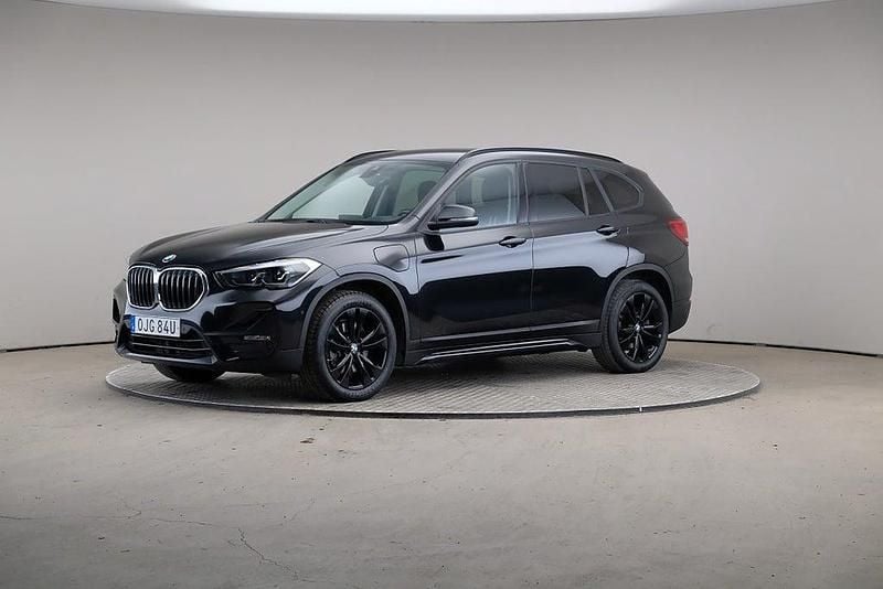Svart Begagnad 2021 BMW X1 Sport Line SUV | 269 000 kr (Superpris) - Bild 1/4