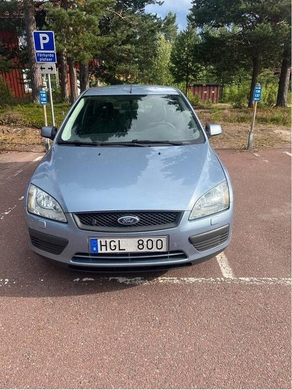 Blå Begagnad 2006 Ford Focus Halvkombi | 18 999 kr (Marknadspris) - Bild 1/4