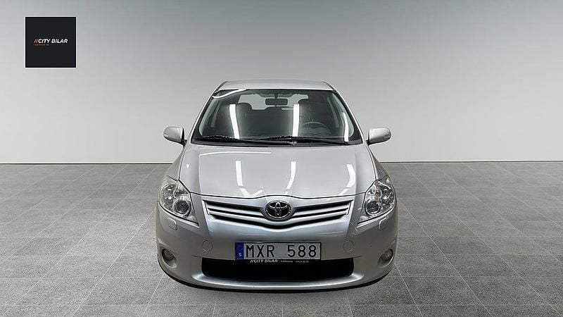 Begagnad Toyota Auris Plus 132 HK (97 kW) 2012 Silver Halvkombi