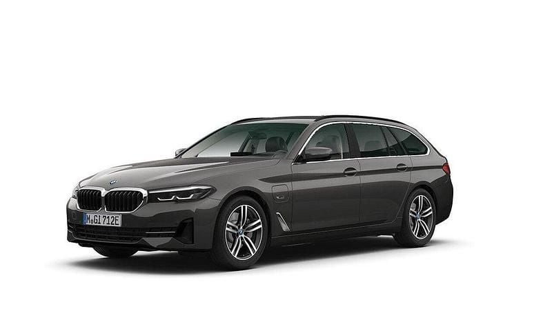 Grå Begagnad 2022 BMW 530e Sport Line Kombi | 329 500 kr (Superpris) - Bild 1/4