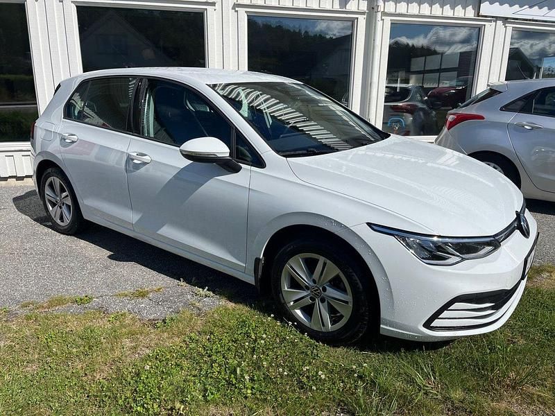 Vit Begagnad 2020 VW Golf VII Halvkombi | 209 000 kr (Marknadspris) - Bild 1/4