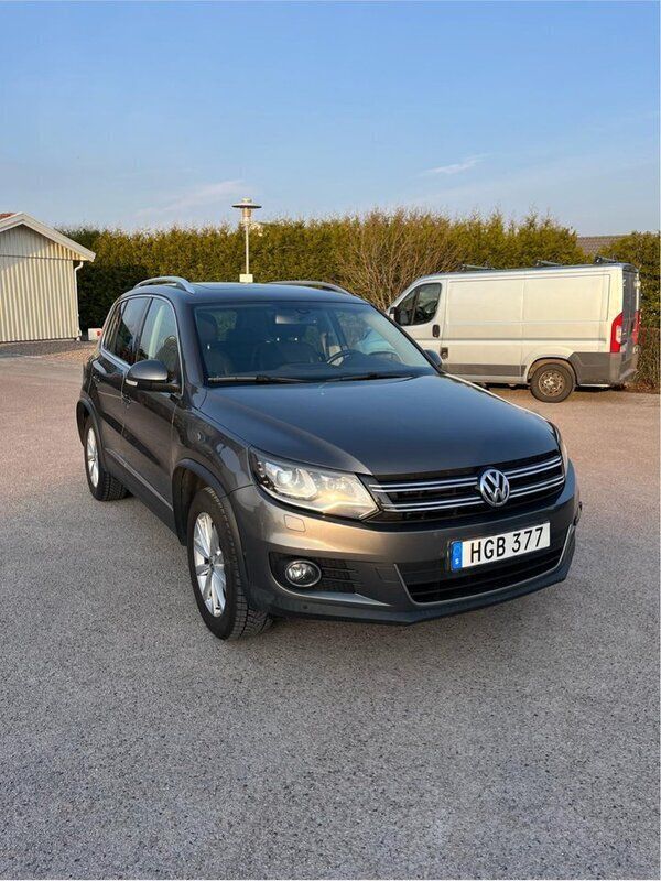 Grå Begagnad 2015 VW Tiguan Sportline SUV | 139 999 kr (Bra pris) - Bild 1/4