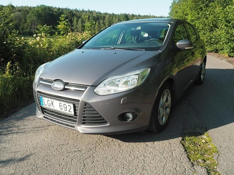Brun Begagnad 2011 Ford Focus Trend Halvkombi | 36 000 kr (Dyr) - Bild 1/4