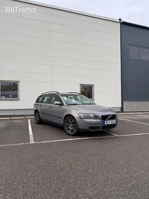 Grå Begagnad 2004 Volvo V50 Kombi | 22 900 kr (Dyr) - Bild 1/4