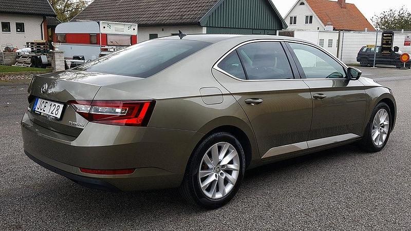 Begagnad Skoda Superb Style 180 HK (132 kW) 2016 Ljusgrön Halvkombi