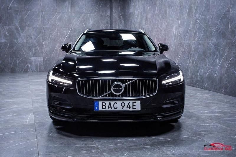 Begagnad Volvo V90 Momentum 190 HK (139 kW) 2020 Svart Kombi