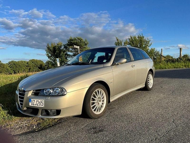 Grå Begagnad 2004 Alfa Romeo 156 Distinctive Kombi | 30 000 kr - Bild 1/4