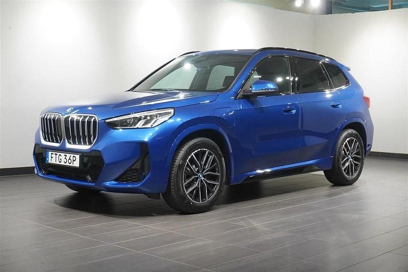 Blå/lila Begagnad 2024 BMW X1 Efficient Dynamics SUV | 559 500 kr (Dyr) - Bild 1/4