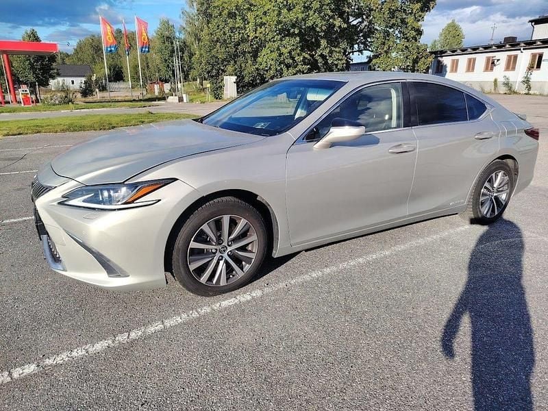 Silver Begagnad 2019 Lexus ES300H Sedan | 319 000 kr (Marknadspris) - Bild 1/4