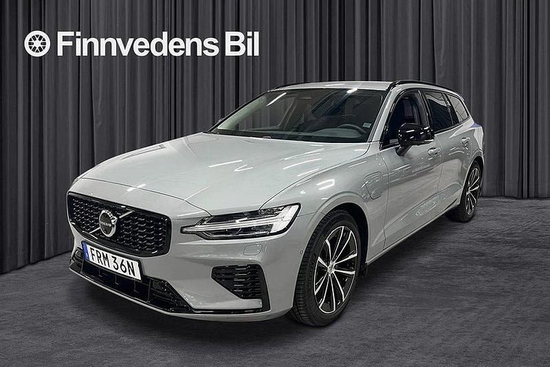 Grå Begagnad 2024 Volvo V60 Plus Kombi | 464 800 kr (Marknadspris) - Bild 1/4