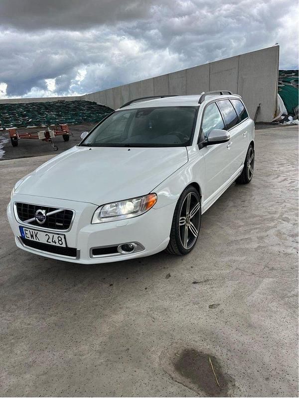 Vit Begagnad 2013 Volvo V70 R-Design Kombi | 75 000 kr (Marknadspris) - Bild 1/4