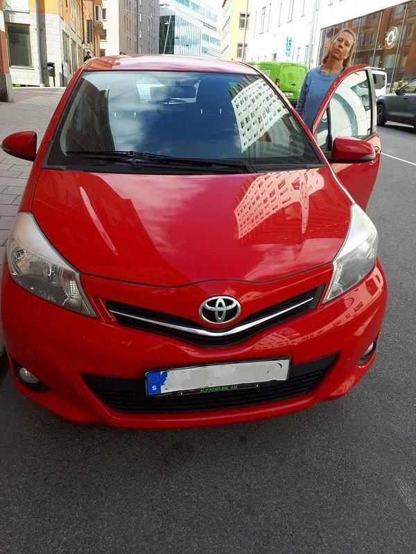 Röd Begagnad 2012 Toyota Yaris Active Halvkombi | 40 000 kr (Superpris) - Bild 1/1