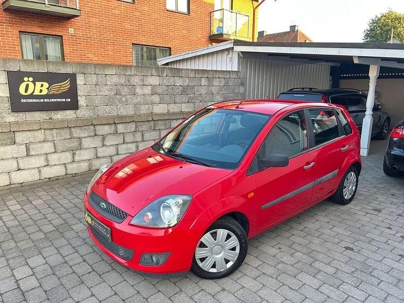 Röd Begagnad 2007 Ford Fiesta Halvkombi | 27 900 kr (Marknadspris) - Bild 1/4