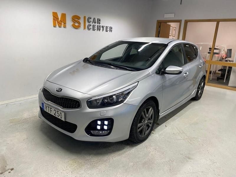 Grå Begagnad 2017 Kia Ceed GT-Line Halvkombi | 139 800 kr (Bra pris) - Bild 1/4