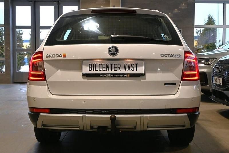 Begagnad Skoda Octavia Scout Business Line 184 HK (135 kW) 2015 Vit Kombi