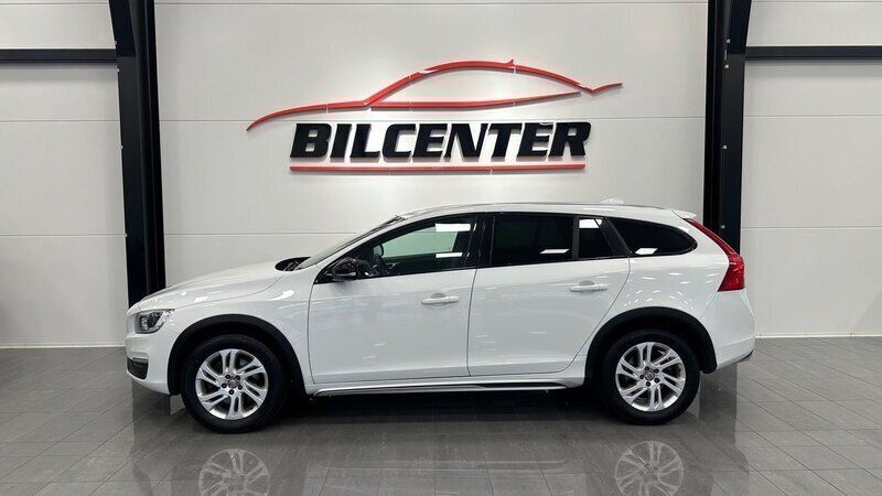Vit Begagnad 2016 Volvo V60 CC Momentum Kombi | 139 800 kr (Dyr) - Bild 1/4