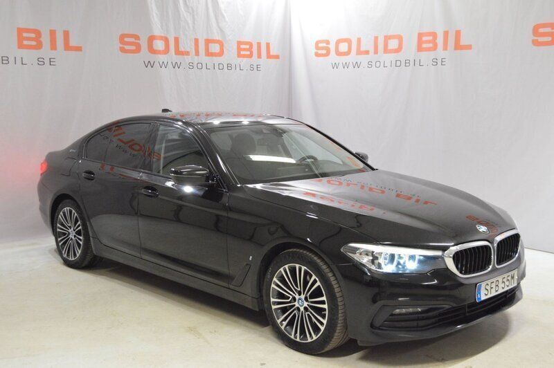 Svart Begagnad 2019 BMW 530e iPerformance Sedan | 249 900 kr (Marknadspris) - Bild 1/4