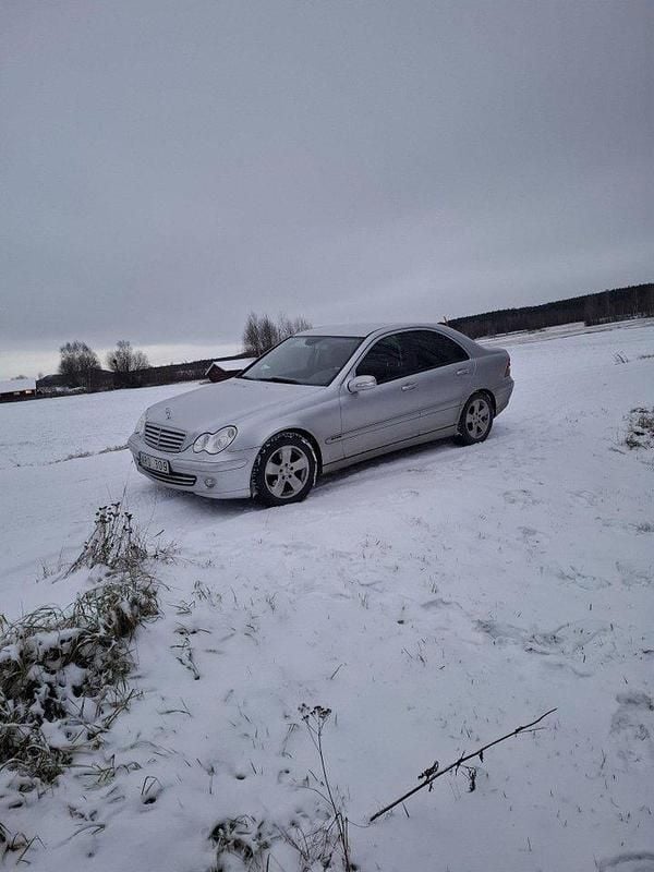 Silver Begagnad 2005 Mercedes C180 Classic Sedan | 35 000 kr (Superpris) - Bild 1/4