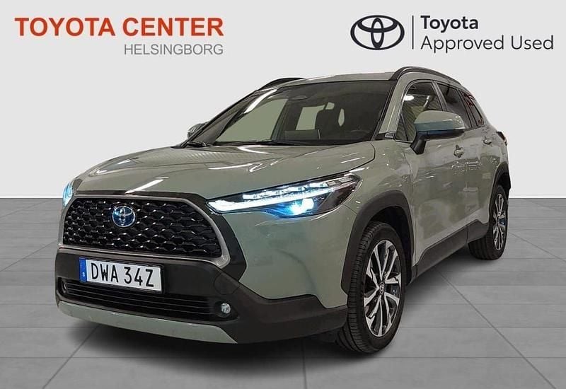 Grön Begagnad 2023 Toyota Corolla Cross Style SUV | 364 900 kr (Marknadspris) - Bild 1/4