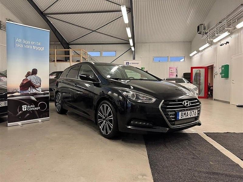 Svart Begagnad 2017 Hyundai i40 Kombi | 104 900 kr (Marknadspris) - Bild 1/4