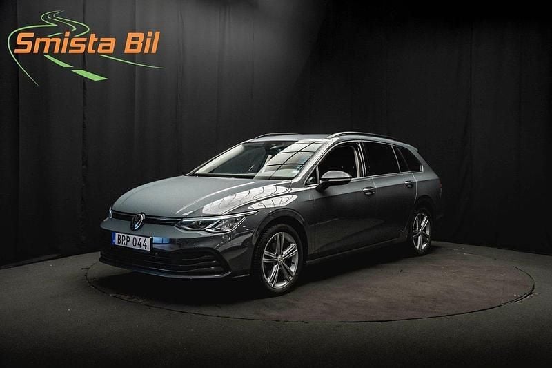Grå Begagnad 2021 VW Golf VIII Kombi | 248 900 kr (Marknadspris) - Bild 1/4