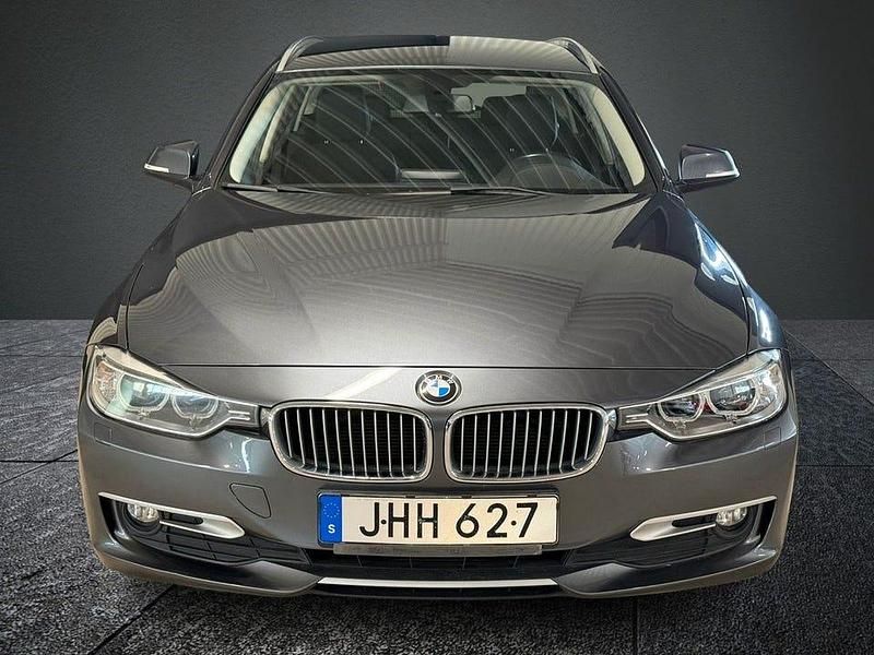 Begagnad BMW 318 Sport Line 143 HK (105 kW) 2014 Grå Kombi
