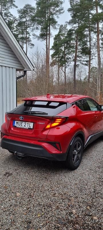 Begagnad Toyota C-HR 122 HK (89 kW) 2021 Supersonic red SUV