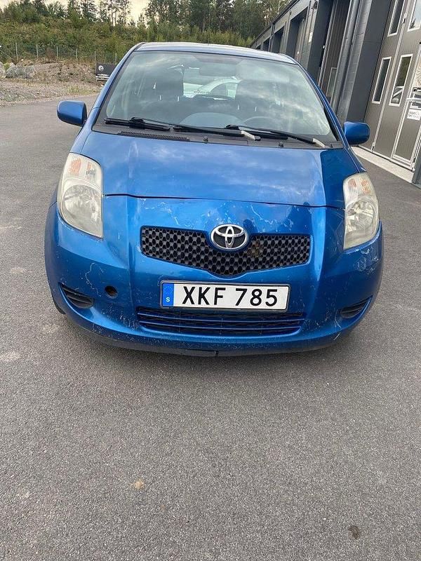 Blå Begagnad 2006 Toyota Yaris Halvkombi | 19 900 kr (Lite dyr) - Bild 1/4
