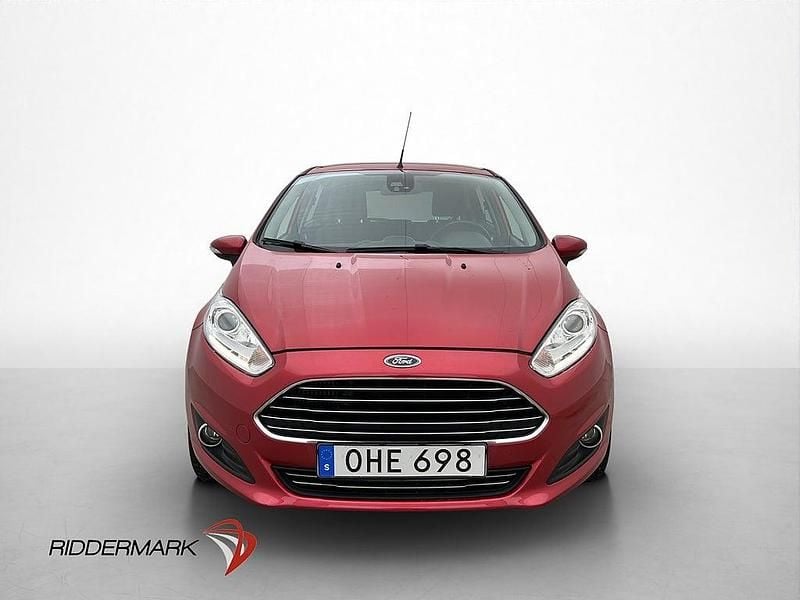 Begagnad Ford Fiesta Titanium 101 HK (74 kW) 2016 Röd Halvkombi