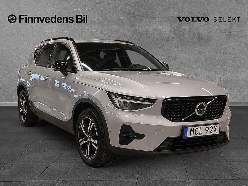 Begagnad Volvo XC40 Plus 200 HK (147 kW) 2023 Silver SUV