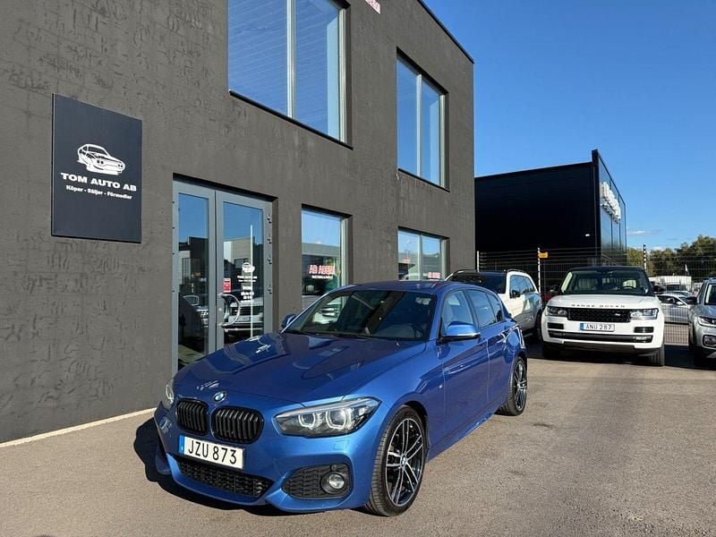Blå Begagnad 2017 BMW 118 M Sport Halvkombi | 149 900 kr (Marknadspris) - Bild 1/4