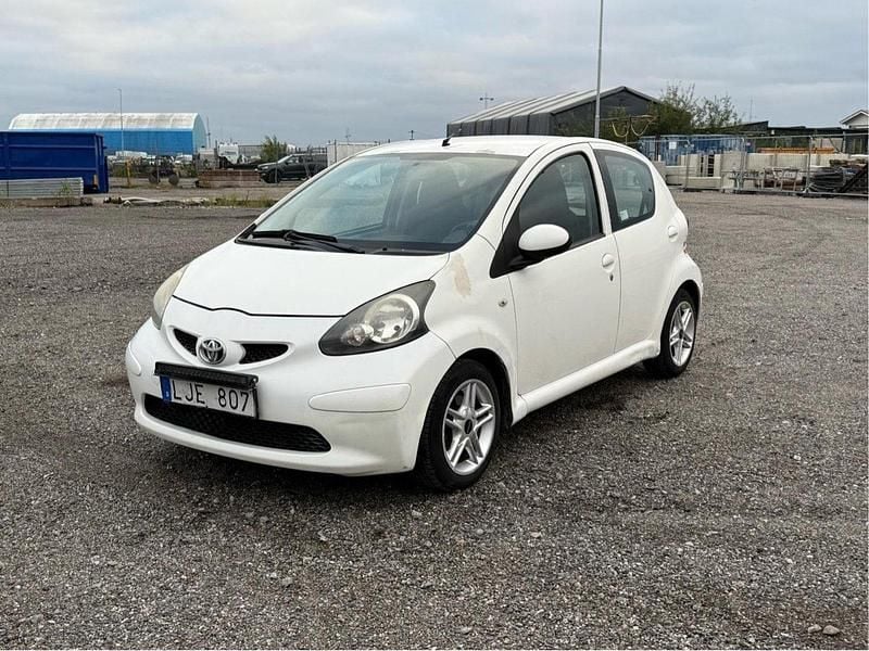 Vit Begagnad 2006 Toyota Aygo Halvkombi | 36 000 kr (Marknadspris) - Bild 1/4