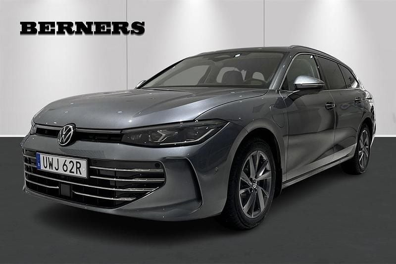 Grå Begagnad 2025 VW Passat Elegance Kombi | 529 900 kr (Lite dyr) - Bild 1/4