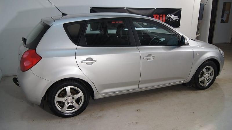 Begagnad Kia Ceed 116 HK (85 kW) 2007 Silver Halvkombi