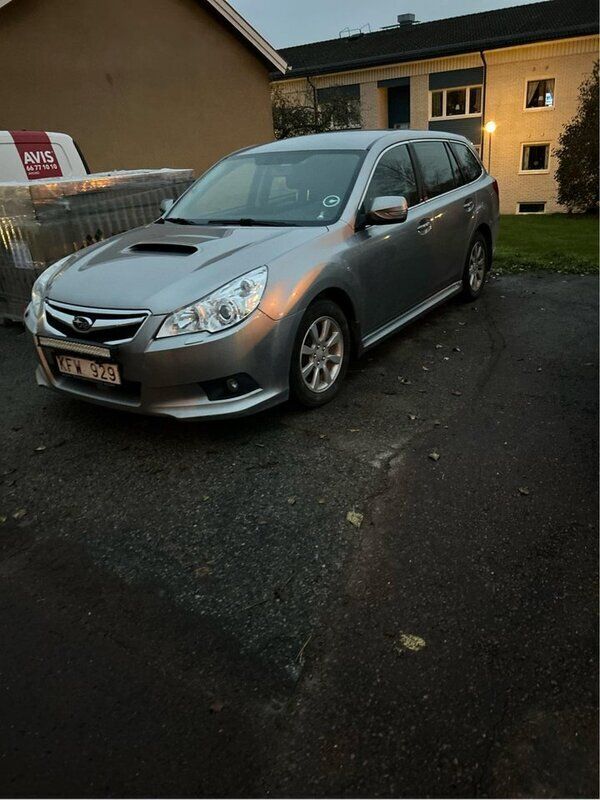 Silver Begagnad 2010 Subaru Legacy Kombi | 24 000 kr (Bra pris) - Bild 1/4