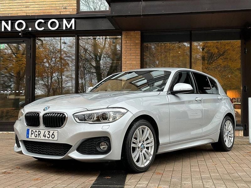 Silver Begagnad 2017 BMW 118 M Sport Halvkombi | 179 900 kr (Marknadspris) - Bild 1/4
