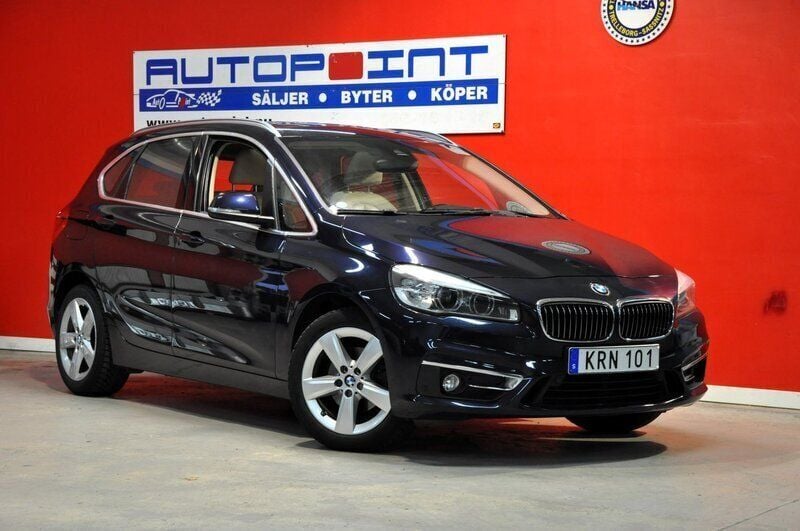 Blå (blåmetallic) Begagnad 2015 BMW 218 Active Tourer Luxury Line Minibuss | 139 900 kr (Marknadspris) - Bild 1/4