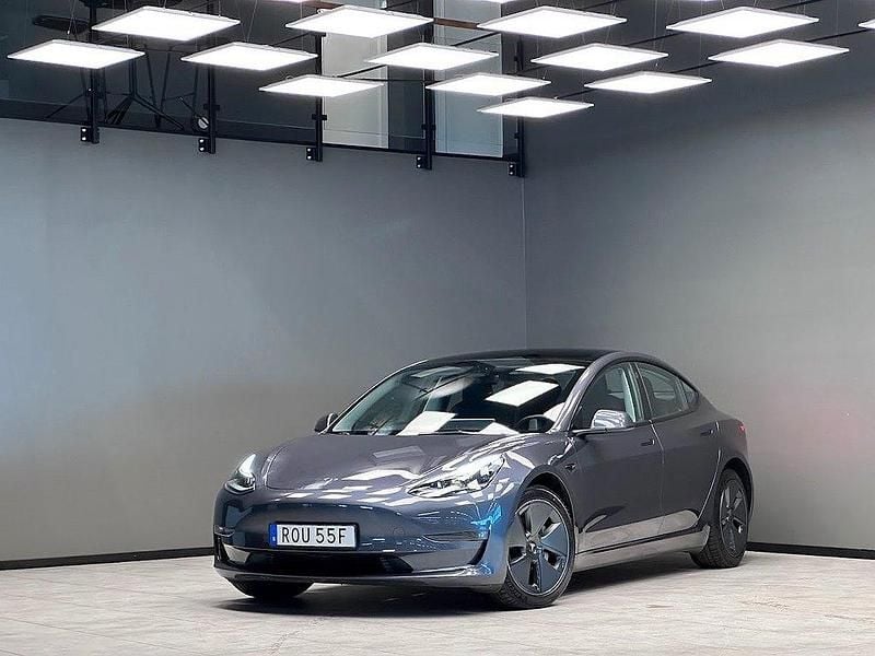 Grå Begagnad 2021 Tesla Model 3 Long Range AWD Sedan | 319 900 kr (Marknadspris) - Bild 1/3