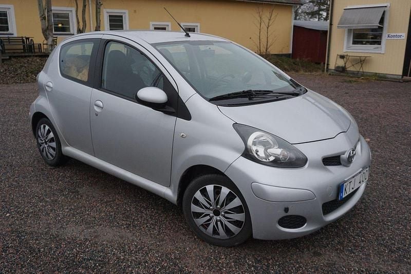 Silver Begagnad 2010 Toyota Aygo Halvkombi | 39 900 kr (Marknadspris) - Bild 1/4